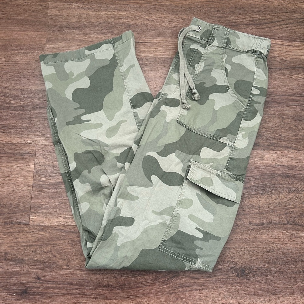 Hollister Camo cargo pants. Women’s size small.